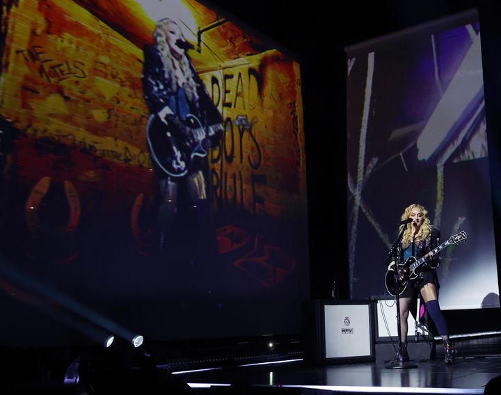 Madonna lors de l'ouverture du "Celebration Tour" à l'O2 Arena de Londres, le 15 octobre 2023. (KEVIN MAZUR / WIREIMAGE)