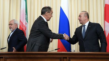 Les trois chefs de la diplomatie, iranien, Mohammad Javad Zarif, russe, Sergueï Lavrov et turc, Mevlüt Cavusoglu, après leur conférence de presse commune le 20 décembre 2016, à Moscou. (Natalia KOLESNIKOVA/AFP )