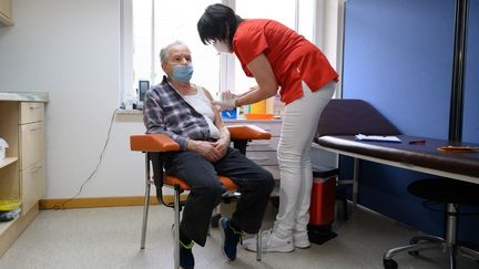 Un Allemand se fait vacciner avec AstraZeneca, le 15 mars 2021 à Dippoldiswalde (Saxe, Allemagne). (SEBASTIAN KAHNERT / DPA-ZENTRALBILD / AFP)