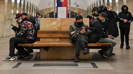 Des passagers du métro à Moscou, le 25 octobre 2021. (EVGENY ODINOKOV / SPUTNIK VIA AFP)