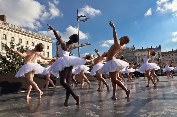 Le Lac des Cygnes, version Dada Masilo sur la place Bellecour de Lyon 
 (Biennale de la Danse )