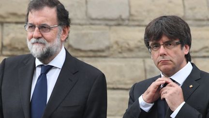 Mariano Rajoy et Carles Puigdemont, le 20 août 2017, à Barcelone.&nbsp; (PASCAL GUYOT / AFP)