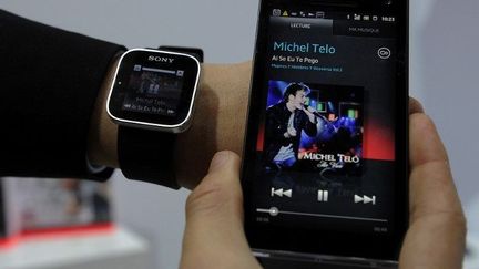 Une Sony SmartWatch connectée à un mobile présentée au Congrès international des mobiles, en février 2012, à Barcelone
 (LLUIS GENE)