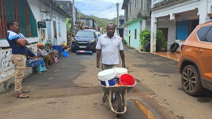 Un habitant est allé s'approvisionner en eau dans un des puits de la commune d'Acoua à Mayotte. (GILLES GALLINARO / RADIO FRANCE)