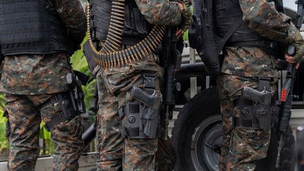 Illustration d'armes portées par des Casques bleus de la Mission de l'Organisation des Nations unies pour la stabilisation en république démocratique du Congo (Monusco), le 6 novembre 2023. (GLODY MURHABAZI / AFP)