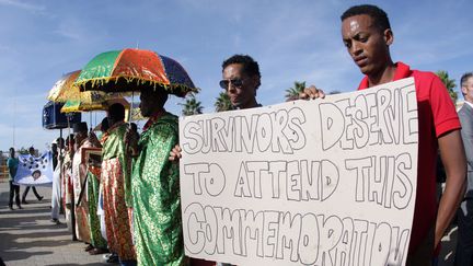 Des manifestants r&eacute;clament le droit pour les survivants d'assister &agrave; la c&eacute;r&eacute;monie &agrave; la m&eacute;moire des victimes de Lampedusa, le 21 octobre 2013 &agrave; Agrigento (Italie). (MARCELLO PATERNOSTRO / AFP)