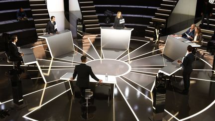 Le plateau pour le premier débat télévisé avec cinq candidats favoris des sondages pour l'élection présidentielle. (PHILIPPE LAVIEILLE / MAXPPP)