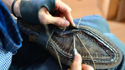 Bottier, entre luxe et spectacle : couture trépointe dans atelier Aubercy
 (Aubercy Paris)