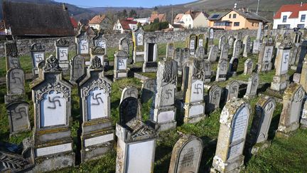 Plusieurs&nbsp;tombes profanées dans le cimetière de Westhoffen (Bas-Rhin), le 3 décembre 2019.&nbsp; (PATRICK HERTZOG / AFP)