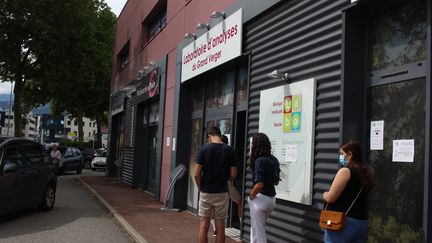 File d'attente devant un laboratoire de Savoie pour réaliser un test de dépistage du coronavirus. (XAVIER GRUMEAU / FRANCE-BLEU PAYS DE SAVOIE)