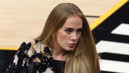 La chanteuse Adele pendant le match de la finale de la NBA entre les Milwaukee Bucks et les Phoenix Suns au Footprint Center le 17 juillet 2021 à Phoenix, Arizona, Etat-Unis (RONALD MARTINEZ / GETTY IMAGES NORTH AMERICA)