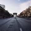 L'avenue des Champs-Elysées à Paris, le 22 mars 2020, sixième jour du confinement&nbsp;en réaction à la pandemie de Covid-19.&nbsp; (PHILIPPE LABROSSE / HANS LUCAS / AFP)