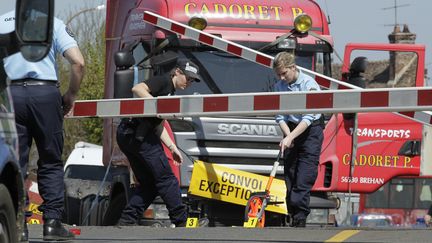 Le passage &agrave; niveau o&ugrave; un train a percut&eacute; un camion, mardi 21 avril, &agrave; Nangis (Seine-et-Marne). (MATTHIEU ALEXANDRE / AFP)