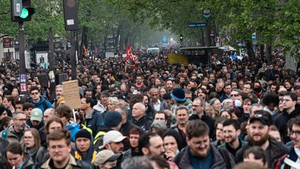 Des participants à la manifestation du 1er-Mai, plus récente journée de mobilisation contre la réforme des retraites, à Paris, le 1er mai 2023. (SAMUEL BOIVIN / NURPHOTO / AFP)