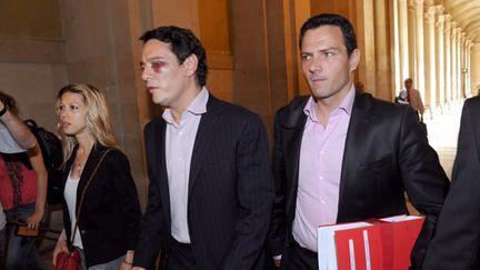 J&eacute;r&ocirc;me Kerviel (&agrave; droite) avec son avocat David Koubbi et Tristane Banon,&nbsp;au tribunal de Paris le 28 juin 2012. (MEHDI FEDOUACH / AFP)