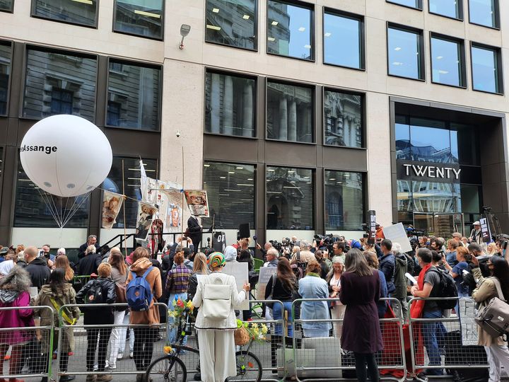 Des manifestants lors d'un rassemblement de soutien à Julian Assange devant la cour criminelle de Londres, le 7 septembre 2020. (RICHARD PLACE / RADIO FRANCE)