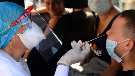 Une campagne de dépistage sur le parking de l'hôpital de Laval (Mayenne), le 9 juillet 2020. (JEAN-FRANCOIS MONIER / AFP)