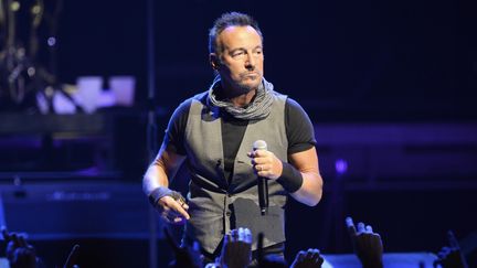 Bruce Springsteen, le 11 juillet 2016 lors de son concert à l'AccordHotels Arena de Bercy, à Paris. (BERTRAND GUAY / AFP)