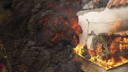 La lave du volcan engloutit un immeuble, près d'El Paso, le 20 septembre 2021. (KIKE RINCON / AP / SIPA)