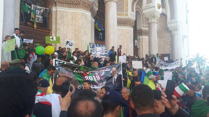 Manifestation contre le président Abdelaziz Bouteflika à Alger, place de la Grande Poste. Algérie le 29 mars 2019. (KAHINA NAZIR / RADIO FRANCE)