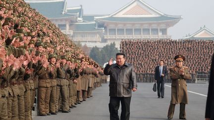 Le dirigeant nord-coréen Kim Jong Un participant à une séance photo avec des soldats, à Pyongyang, le 21 novembre 2024. (STR / KCNA VIA KNS)