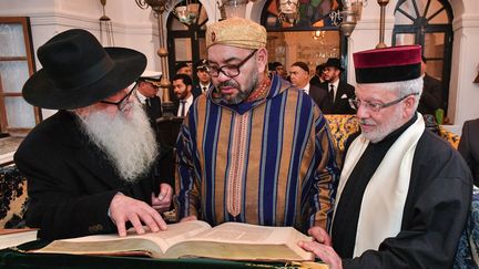 Le roi du Maroc Mohammed VI lors d'une visite au musée Bayt Dakira (Maison de la mémoire) dans la ville côtière d'Essaouira, le 15 janvier 2020. (AFP / photo fournie par le Palais Royal du Maroc)