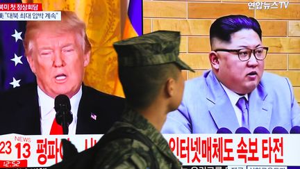 Le président américain Donald Trump et le leader nord-coréen Kim Jong-un sur les images d'une chaîne de télévision sud-coréenne, dans un métro de Séoul, le 9 mars 2018. (JUNG YEON-JE / AFP)