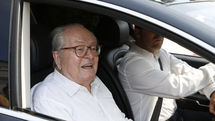 Jean-Marie Le Pen quitte le si&egrave;ge du FN &agrave; Nanterre (Hauts-de-Seine), le 3 juillet 2015. (THOMAS SAMSON / AFP)