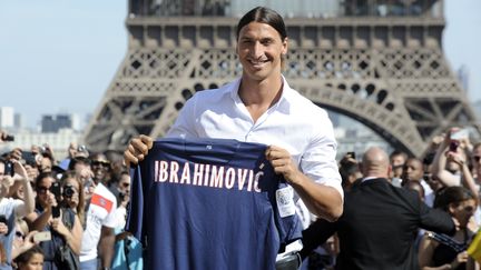 Zlatan Ibrahimovic, nouvel attaquant du PSG, pose devant la tour Eiffel mais &agrave; bonne distance de ses fans, le 18 juillet 2012.&nbsp; (BERTRAND GUAY / AFP)