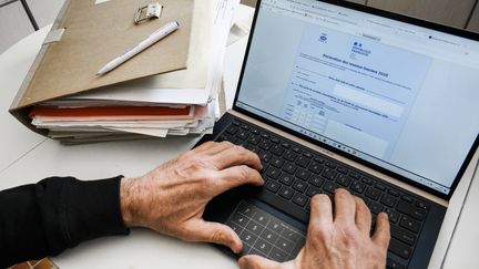 La direction générale des finances publiques (DGFiP) a annoncé, vendredi 8 avril, la suspension de l'accès au site de déclaration de revenus en ligne "au moins pour le week-end".&nbsp; (MAGALI COHEN / HANS LUCAS / AFP)