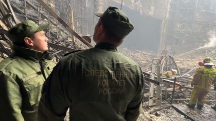 Des enquêteurs russes sur les lieux de l'attaque terroriste, le Crocus City Hall, à Krasnogorsk, près de Moscou, le 23 mars 2024. (AFP PHOTO / HANDOUT / RUSSIAN INVESTIGATIVE COMMITTEE)