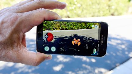 L'application "Pokémon Go"&nbsp;est une déclinaison du célèbre jeu vidéo dans le monde réel. (SAM MIRCOVICH / REUTERS)