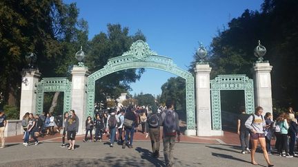 L'une des entrées de l'université de Berkeley, près de San Francisco, qui accueille plus de 30.000 étudiants. (FRANCEINFO / Elise Delève)