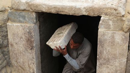 Deux grands scarabées momifiés ont ainsi été trouvés à l'intérieur d'une tombe rectangulaire en pierre calcaire, a précisé le secrétaire général du Conseil suprême des antiquités. Une autre collection de scarabées momifiés a aussi été mise au jour à l'intérieur d'une tombe de forme carrée, en pierre calcaire portant un scarabée peint en noir.  (Khaled Desouky/AFP)