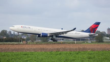 Un avion Airbus A330-300 de la compagnie américaine Delta Air Lines, a l'aéroport international de Schiphol, à Amsterdam (Pays-Bas), le 27 octobre 2019.&nbsp; (NICOLAS ECONOMOU / NURPHOTO / AFP)