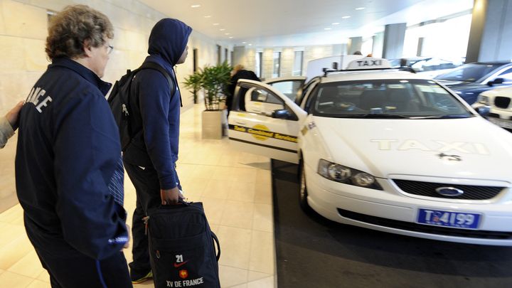 Mathieu Bastareaud quitte l'équipe de France suite à ce qui est encore une agression présumée dans les rues de Wellington, le 21 juin 2009. (FRANCK FIFE / AFP)