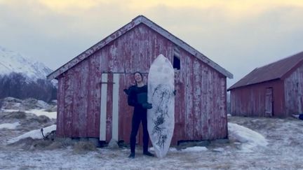 Au nord du cercle polaire, en Norvège, des surfeurs ont eu l'idée folle de fabriquer une planche de glace. (CAPTURE D'ÉCRAN FRANCEINFO)