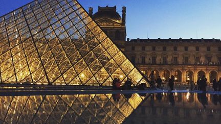 La pyramide du Louvre à Paris. (STÉPHANE MILHOMME / FRANCE-INFO)