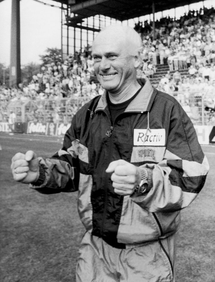 L'entra&icirc;neur allemand Udo Lattek, lors d'un match entre son &eacute;quipe de Schalke 04 et le Borussia Dortmund, lors de la saison 1992-1993.&nbsp; (ULLSTEIN BILD / ULLSTEIN BILD / GETTY IMAGES)