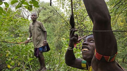 leur mode de vie reste menacé. Beaucoup d’entre eux quittent leur vie nomade pour devenir ouvriers agricoles. Mais grâce à la sensibilisation de l’opinion internationale, des victoires significatives ont pu être remportées.  (Matthieu Paley)