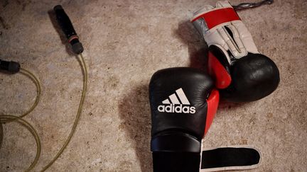 Une corde à sauter et de la boxe pratiquées au bureau. (BEN STANSALL / AFP)