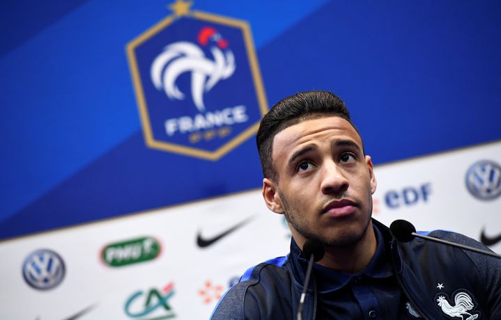 Le milieu de terrain Corentin Tolisso prend la parole durant une conférence de presse, le 14 juin 2017, à Clairefontaine (Yvelines).&nbsp; (FRANCK FIFE / AFP)