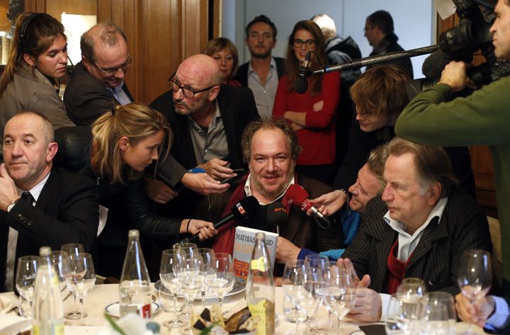 Régis Debray aux côtés de Mathias Enard, prix Goncourt 2015, le 3 novembre 2015.
 (THOMAS SAMSON / AFP)