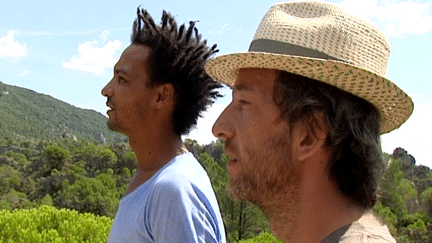 Arthur H et David Walters en pleine contemplation devant le cique de Mourèze quelques jours avant le concert 
 (France 3 / Culturebox)