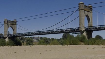 La sécheresse et la canicule ont causé d'importants dégâts partout en France. De nombreux paysages emblématiques ont été transformés par ces conditions extrêmes. (FRANCEINFO)