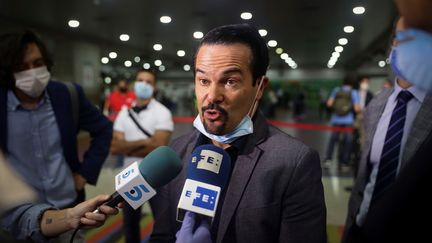 L'ambassadeur de France au Venezuela, Romain Nadal, à l'aéroport Simon Bolivar, à Caracas, le 26 mars 2020. (MAXPPP)