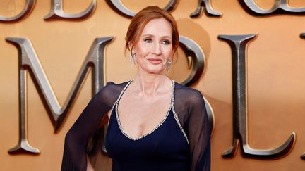 L'écrivaine J.K. Rowling, photographiée en mars 2022 lors de l'avant-première mondiale du film "Les Animaux fantastiques : les secrets de Dumbledore". (TOLGA AKMEN / AFP)