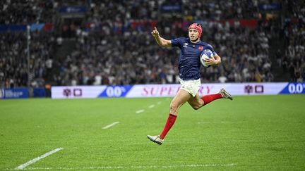 Louis Bielle-Biarrey avant d'inscrire un essai lors du match de poules contre la Namibie, à Marseille, le 21 septembre 2023. (AFP)