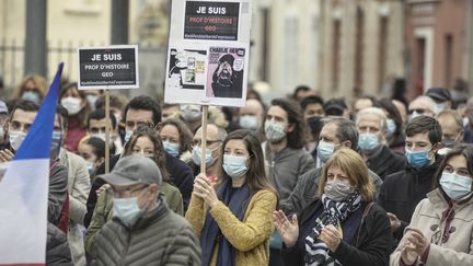 Plusieurs milliers de personnes se sont rassemblées dans toute la France après l'assassinat de Samuel Paty, pour montrer leur attachement à la liberté d'expression. Ici à Narbonne (Aude), le 19 octobre 2020. (IDRISS BIGOU-GILLES / HANS LUCAS / AFP)
