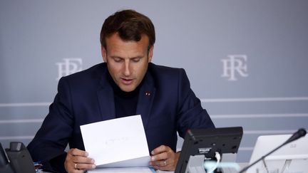 Le président de la République, Emmanuel Macron, dans un bureau de l'Elysée, le 30 avril 2020. (YOAN VALAT / AFP)